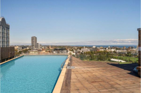 Stylish Apartment w Pool, Gym & Desk, Melbourne